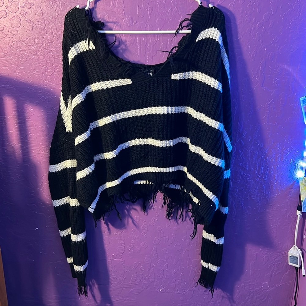 black and white long sleeved cropped sweater